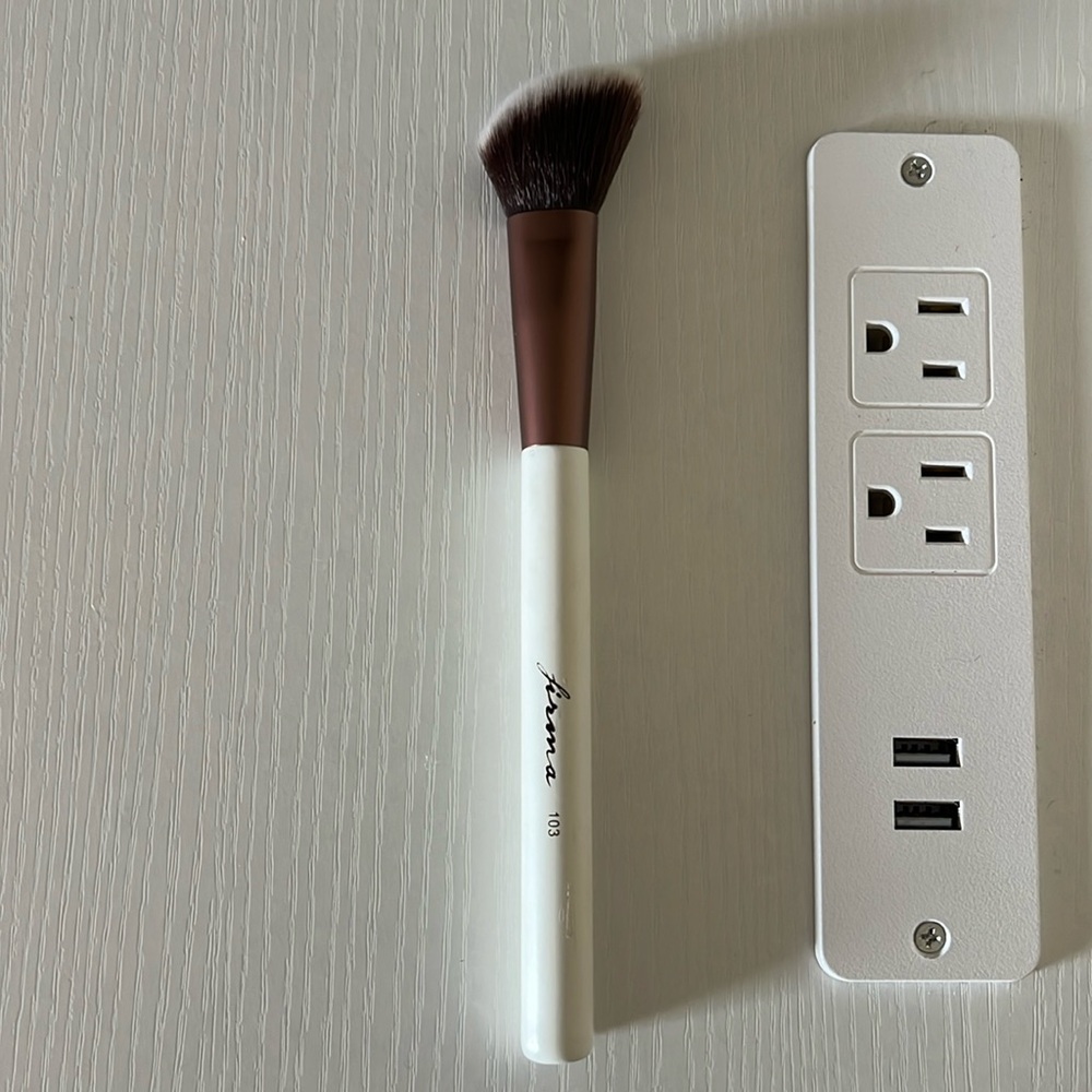 Firma 103  angled contour brush